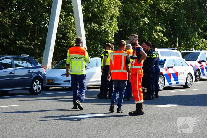 Auto op de kop bij kettingbotsing