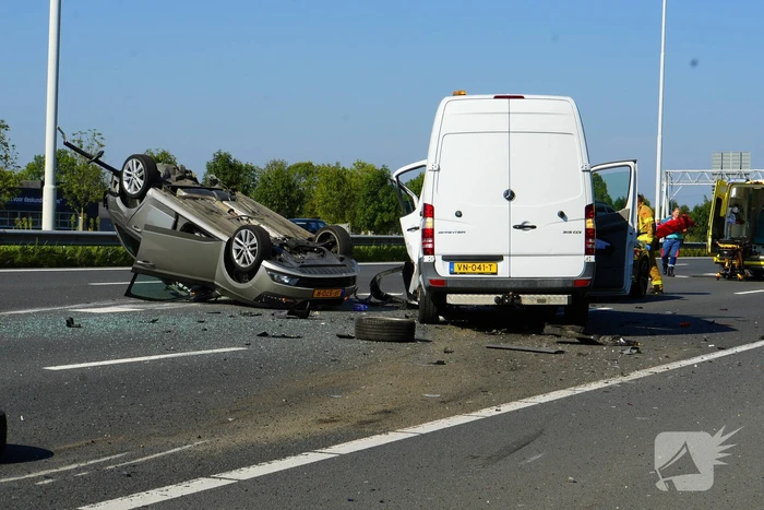 Auto op de kop bij kettingbotsing