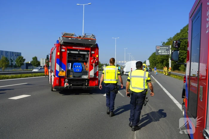 Auto op de kop bij kettingbotsing