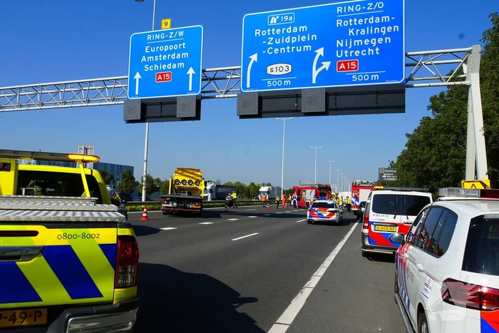 Auto op de kop bij kettingbotsing