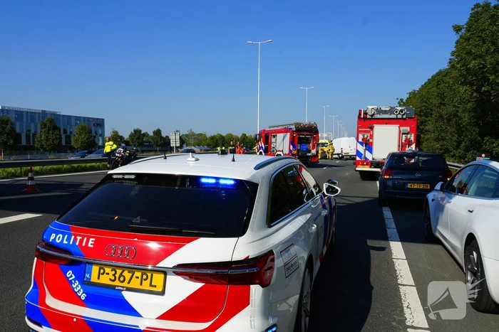 Auto op de kop bij kettingbotsing
