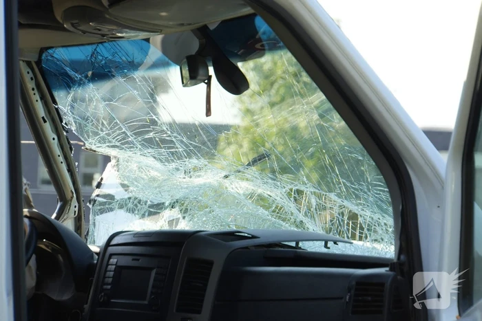 Auto op de kop bij kettingbotsing