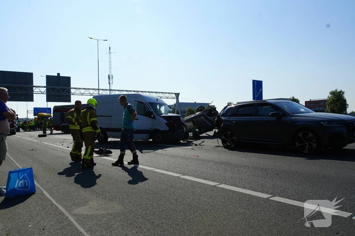 Auto op de kop bij kettingbotsing