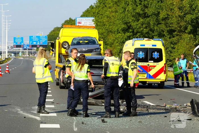 Auto op de kop bij kettingbotsing