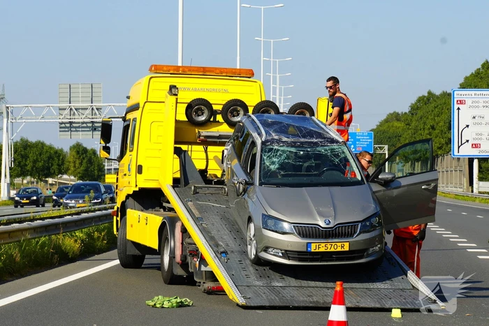 Auto op de kop bij kettingbotsing