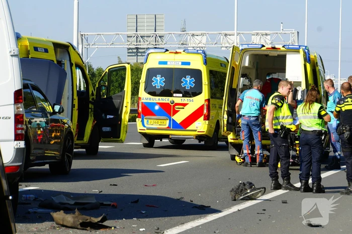 Auto op de kop bij kettingbotsing