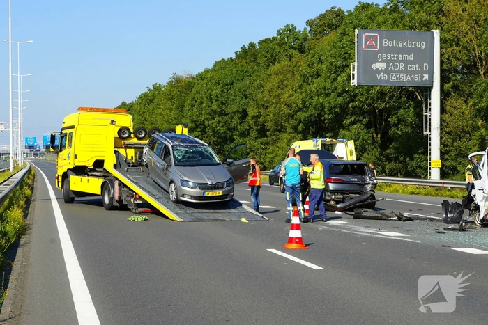 Auto op de kop bij kettingbotsing