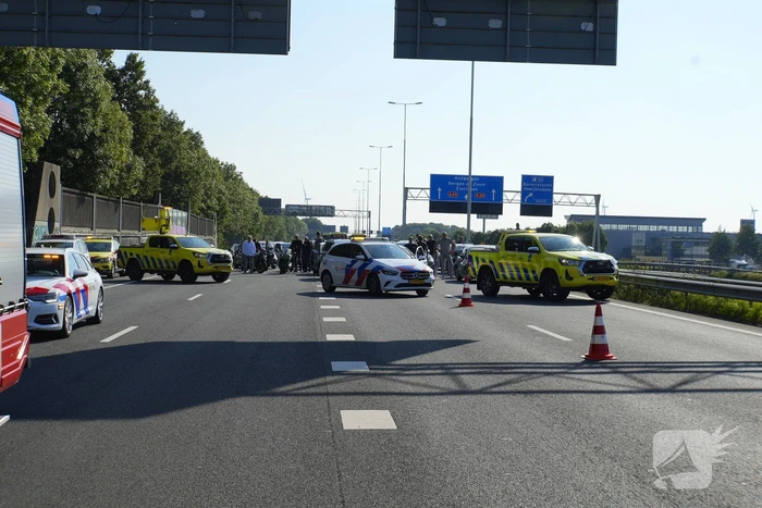 Auto op de kop bij kettingbotsing