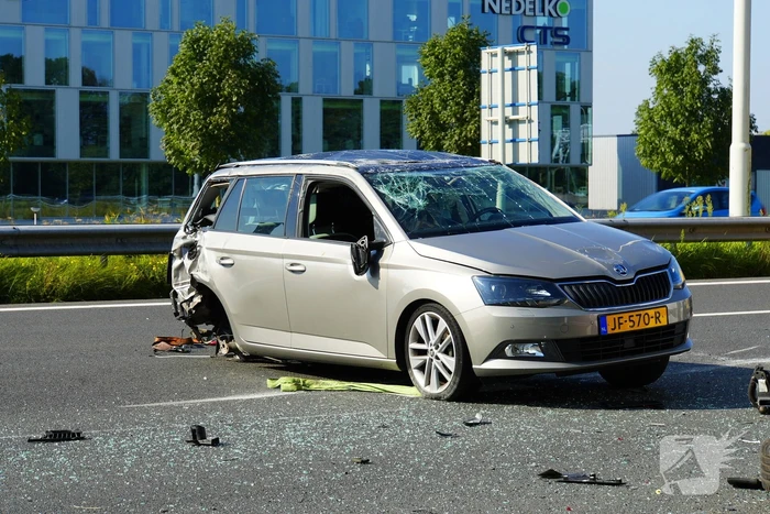 Auto op de kop bij kettingbotsing
