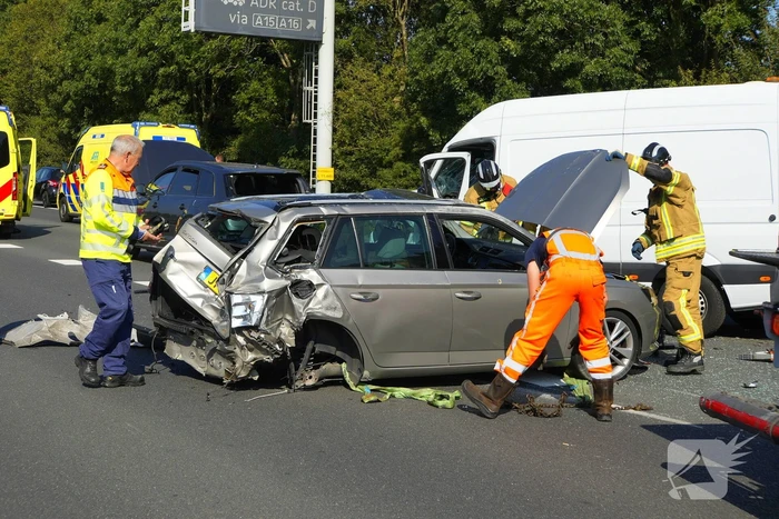 Auto op de kop bij kettingbotsing