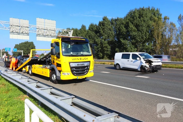 Schade bij kop-staart botsing op snelweg
