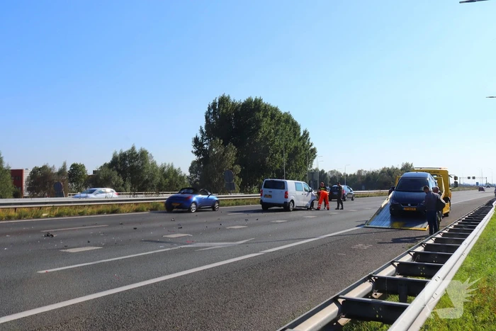 Schade bij kop-staart botsing op snelweg