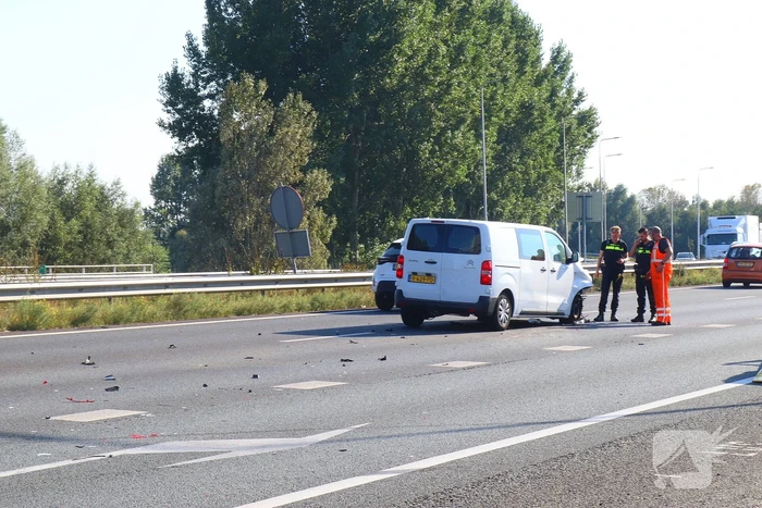 Schade bij kop-staart botsing op snelweg