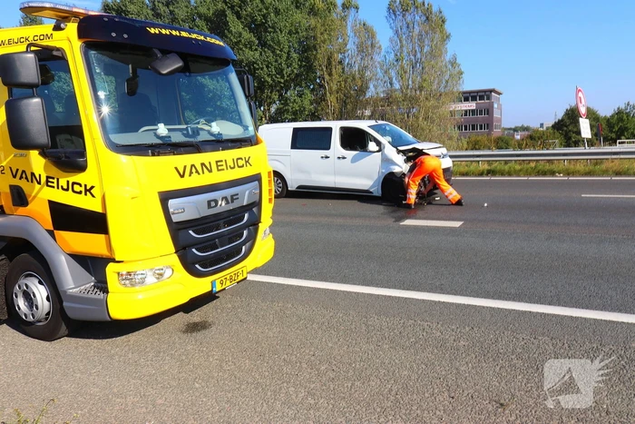 Schade bij kop-staart botsing op snelweg