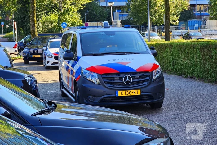Arrestatieteam houdt persoon aan achter pand