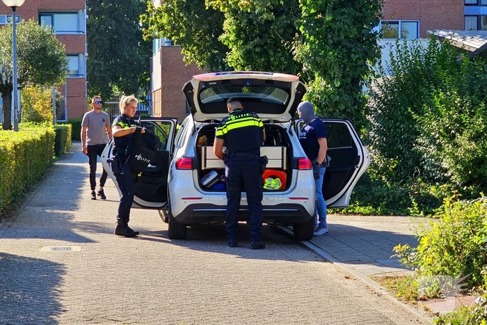 Arrestatieteam houdt persoon aan achter pand