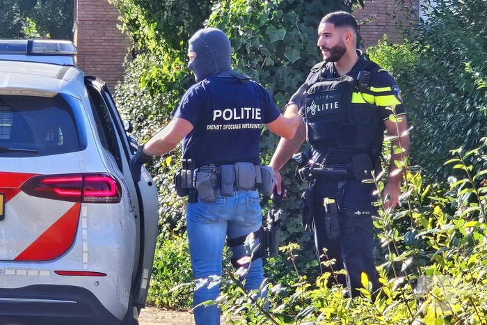 Arrestatieteam houdt persoon aan achter pand