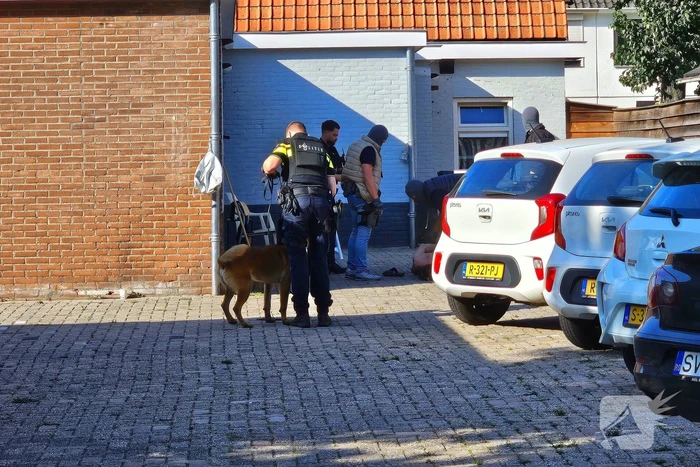 Arrestatieteam houdt persoon aan achter pand