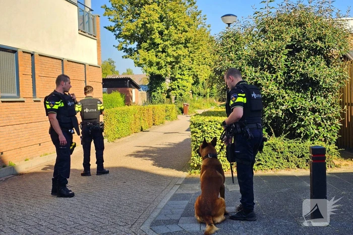 Arrestatieteam houdt persoon aan achter pand
