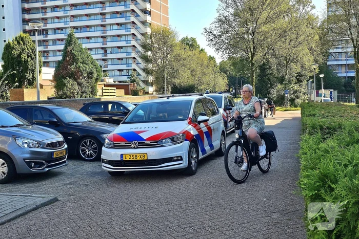Arrestatieteam houdt persoon aan achter pand