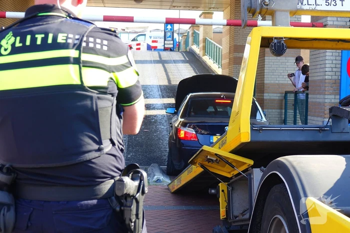 BMW total-loss na botsing op parkeerhelling