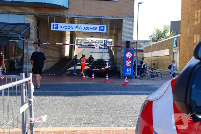 BMW total-loss na botsing op parkeerhelling
