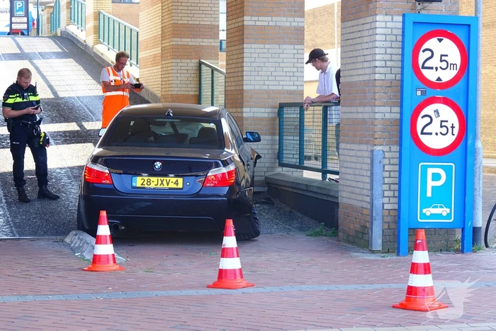 BMW total-loss na botsing op parkeerhelling