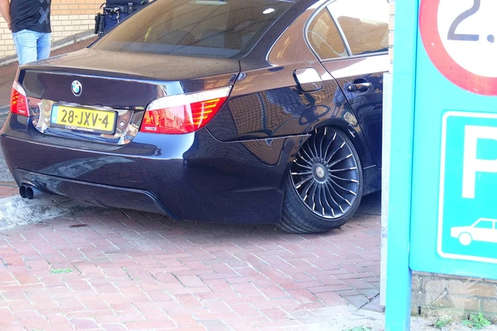 BMW total-loss na botsing op parkeerhelling