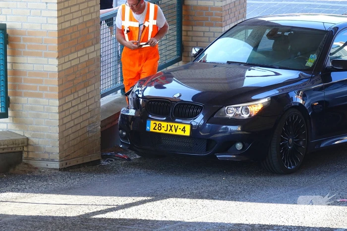 BMW total-loss na botsing op parkeerhelling