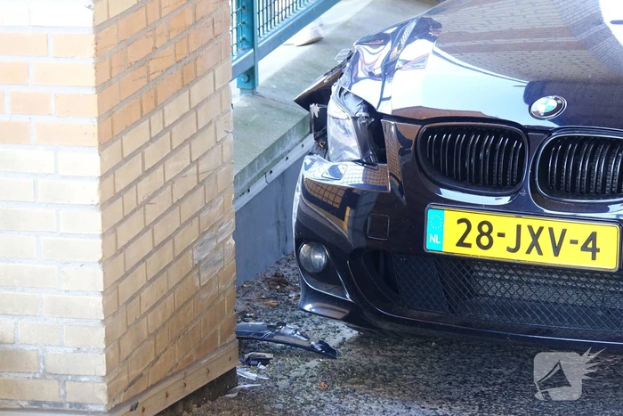 BMW total-loss na botsing op parkeerhelling