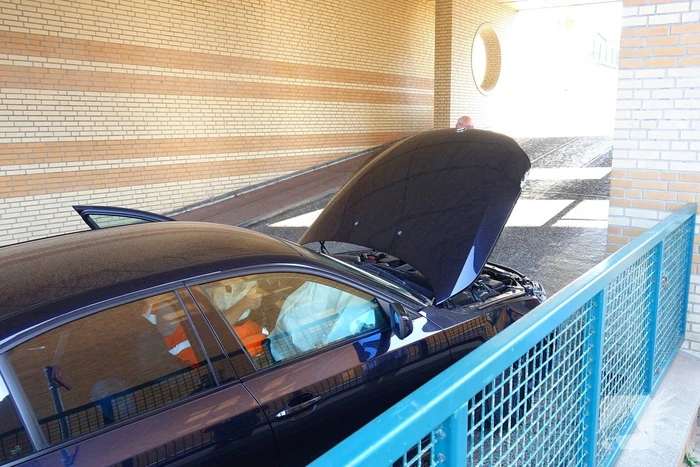 BMW total-loss na botsing op parkeerhelling