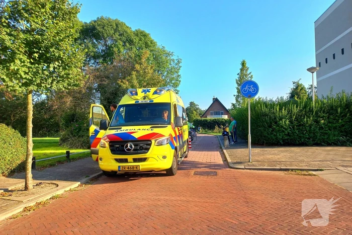 Oudere vrouw op elektrische brommer ten val