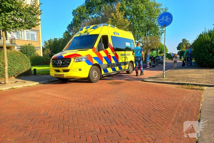 Oudere vrouw op elektrische brommer ten val