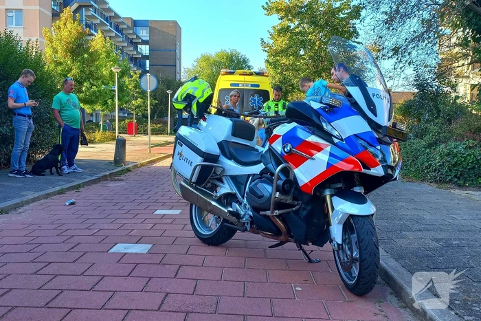 Oudere vrouw op elektrische brommer ten val