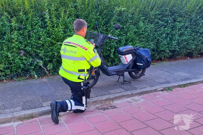 Oudere vrouw op elektrische brommer ten val