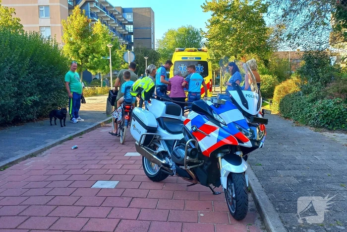 Oudere vrouw op elektrische brommer ten val