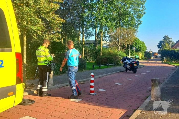 Oudere vrouw op elektrische brommer ten val