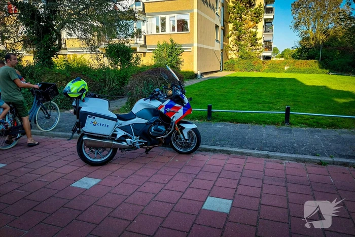 Oudere vrouw op elektrische brommer ten val