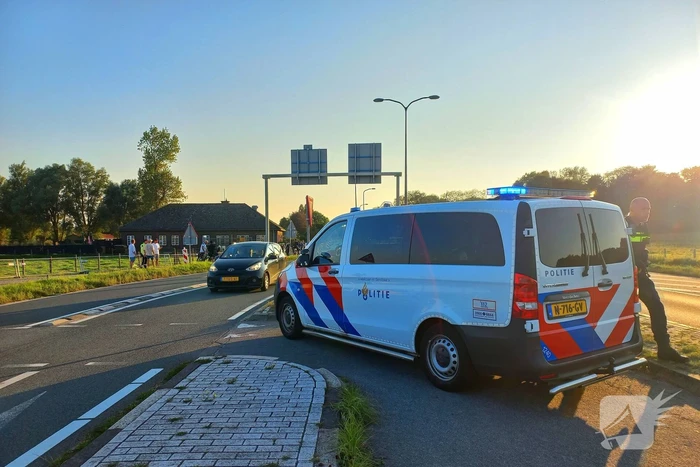 Politie houdt jong persoon aan langs provinciale weg