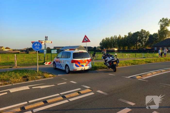 Politie houdt jong persoon aan langs provinciale weg
