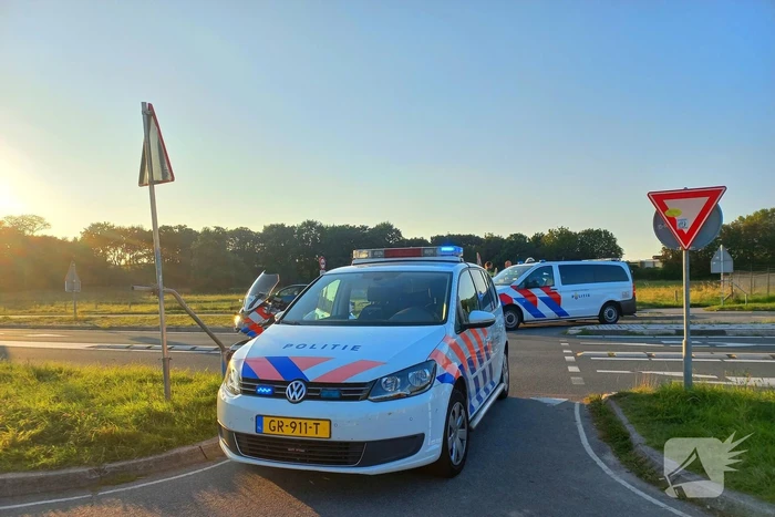 Politie houdt jong persoon aan langs provinciale weg