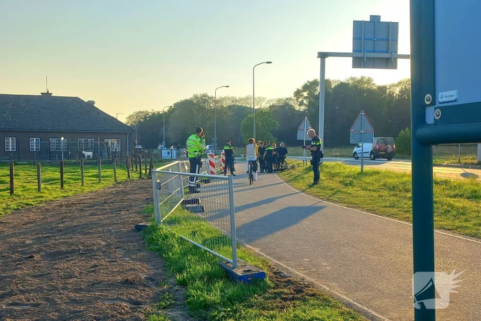 Politie houdt jong persoon aan langs provinciale weg