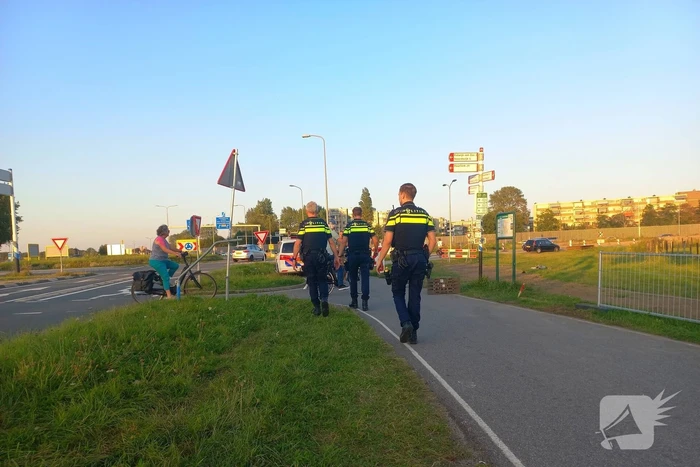 Politie houdt jong persoon aan langs provinciale weg