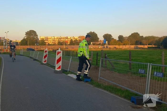 Politie houdt jong persoon aan langs provinciale weg