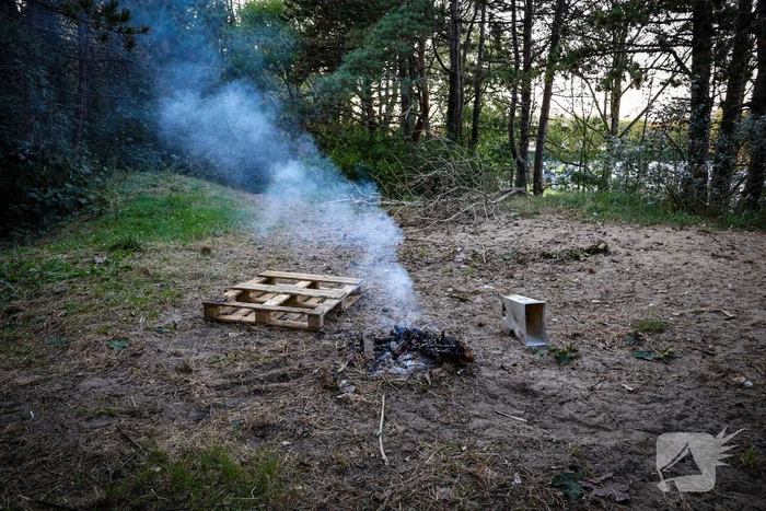 Brand gesticht in bos, brandweer doet er zand over