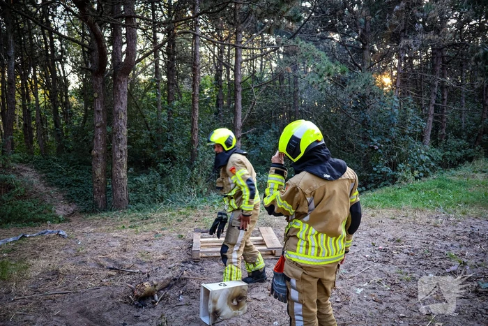 Brand gesticht in bos, brandweer doet er zand over
