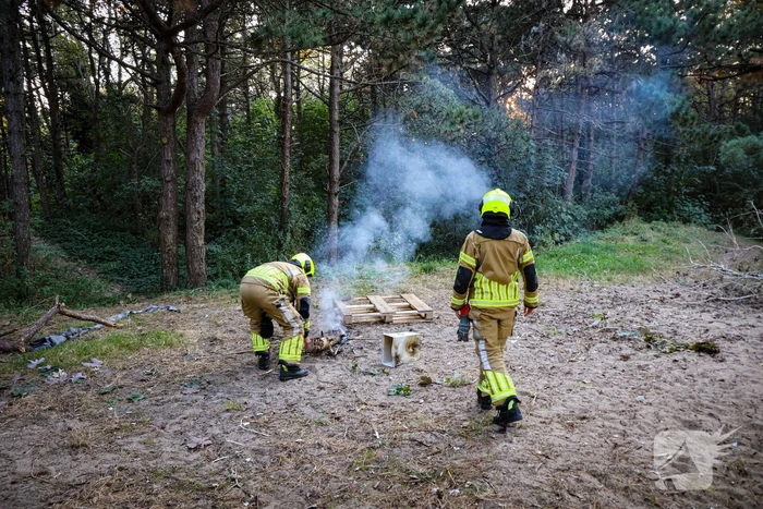Brand gesticht in bos, brandweer doet er zand over