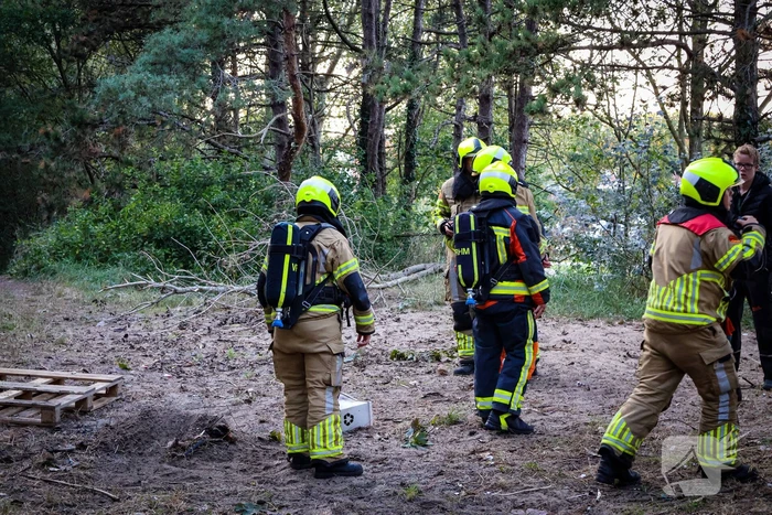 Brand gesticht in bos, brandweer doet er zand over