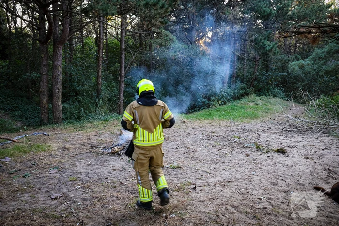 Brand gesticht in bos, brandweer doet er zand over