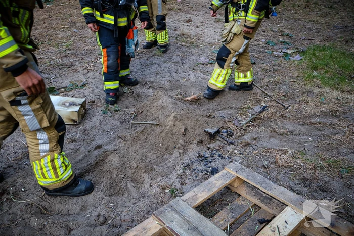 Brand gesticht in bos, brandweer doet er zand over